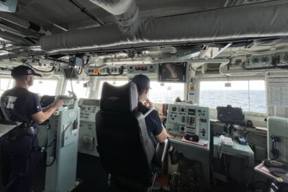 Tampak ruang komando dari kapal perang Inggris HMS Richmond yang sandar di Jakarta.