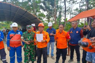 Tim SAR gabungan melaksanakan briefing dan evaluasi operasi pencarian korban longsor tambang galian C Gunung Kuda, Senin (2/6/2025). Foto: BPBD Provinsi Jawa Barat