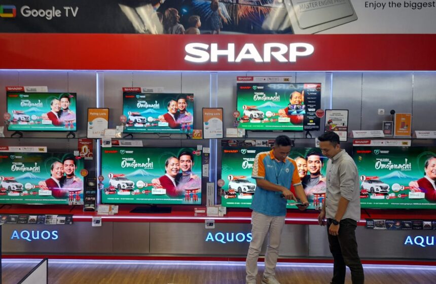 Konsultan Sharp sedang menjelaskan mengenai promo Omotenashi kepada pelanggan Sharp