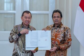 Direktur Utama BMM Syahrisal Imbar bersama Direktur Utama Bank DKI, Agus Haryoto Widodo, usai penandatanganan pembentukan KUB di Balai Kota Jakarta, Jumat (6/6/2025).(Foto istimewa)