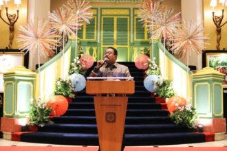 Wakil Gubernur Jakarta Rano Karno memberikan apresiasi kepada Manajemen Hotel Borobudur Jakarta yang telah mengadakan kegiatan Discover Betawi Art & Culture selama Juni dan Juli 2025 dengan menampilkan beragam seni dan budaya Betawi dalam rangka menyambut HUT Ke- 498 Kota Jakarta. Foto/ist