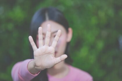 Ilustrasi - Stop tindak kekerasan fisik dan penelantaran terhadap anak di bawah umur. Foto: Freepik