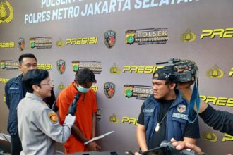 Kapolsek Pesanggrahan, AKP Seala Syah Alam dan jajaran memintakan keterangan terhadap tersangka berinisial H, 44, pembakar rumah istrinya S di Mapolsek Pesanggrahan, Jakarta Selatan, Kamis (12/6/2025). Foto: Joesvicar Iqbal/ipol.id