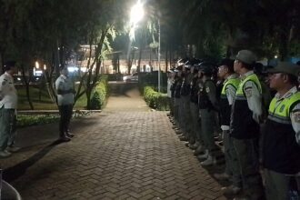 Satuan Polisi Pamong Praja Jakarta Selatan (Satpol PP Jaksel) mengerahkan sebanyak 40 personel melakukan penjagaan di Taman Langsat, Kebayoran Baru, pada Kamis (12/6/2025) malam. Foto: Ist