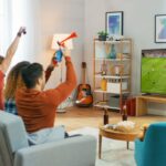 Keluarga sedang menyaksikan pertandingan bola dengan menggunakan AQUOS XLED HU8500