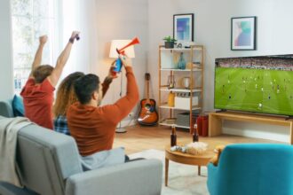 Keluarga sedang menyaksikan pertandingan bola dengan menggunakan AQUOS XLED HU8500