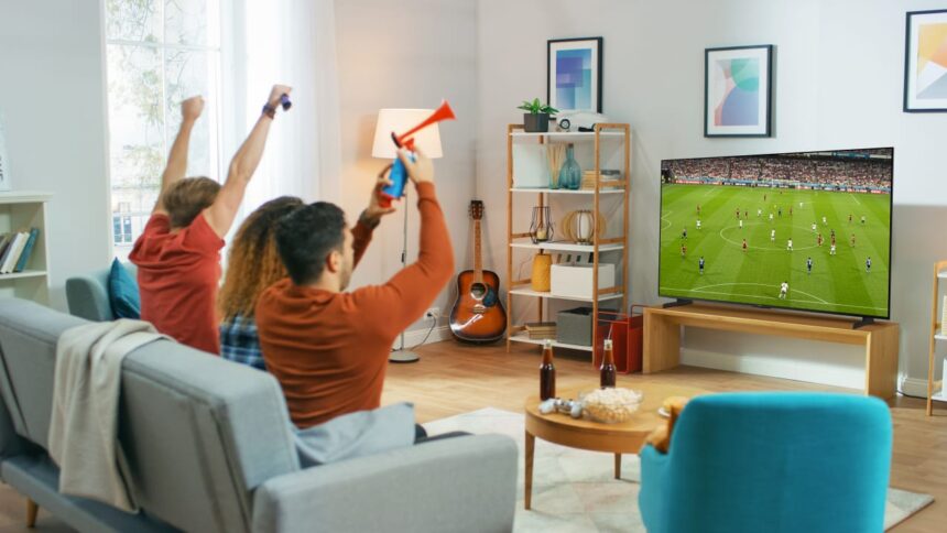 Keluarga sedang menyaksikan pertandingan bola dengan menggunakan AQUOS XLED HU8500