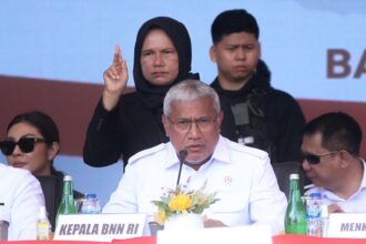 Kepala Badan Narkotika Nasional Republik Indonesia (BNN RI), Komjen Pol Marthinus Hukom dan jajaran dalam gelar pemusnahan barang bukti 2 ton sabu, menghadirkan 6 tersangka di Alun-Alun Engku Putri, Batam, Kepulauan Riau, Kamis (12/6/2025). Foto: Ist