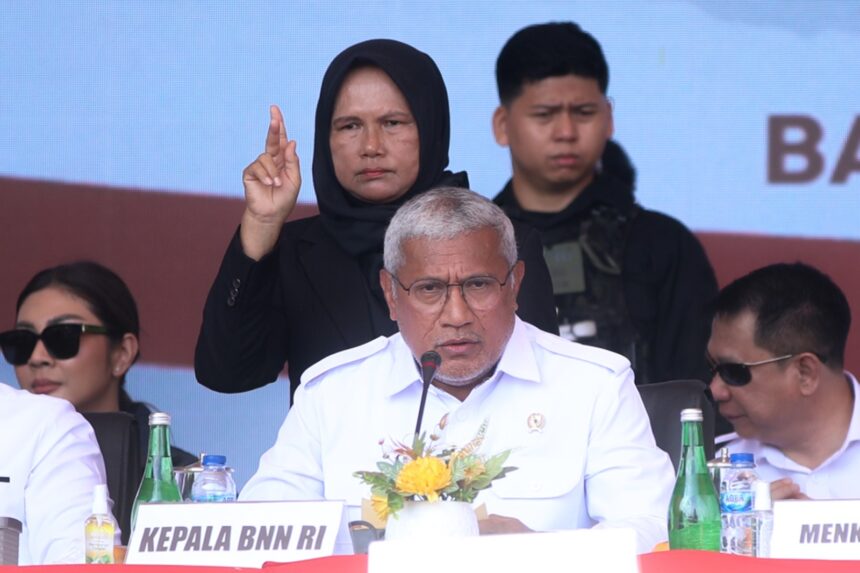 Kepala Badan Narkotika Nasional Republik Indonesia (BNN RI), Komjen Pol Marthinus Hukom dan jajaran dalam gelar pemusnahan barang bukti 2 ton sabu, menghadirkan 6 tersangka di Alun-Alun Engku Putri, Batam, Kepulauan Riau, Kamis (12/6/2025). Foto: Ist