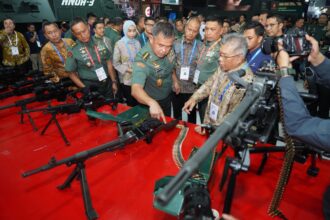 Kepala Staf Angkatan Darat (Kasad) Jenderal TNI Maruli Simanjuntak, saat meninjau Stand TNI AD di area pameran Jakarta International Expo (JIExpo), Kemayoran, Kamis (12/6/2025). Foto: Dispenad