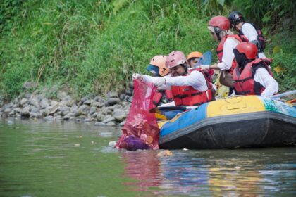 Aksi bersih-bersih pegawai PLN dan relawan di sungai kawasan Tarumajaya, Kabupaten Bekasi. Foto: Dok PLN
