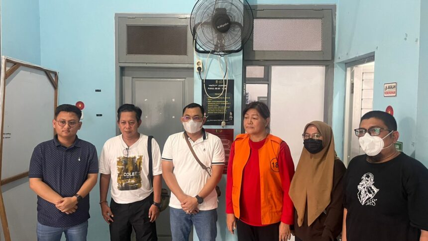 Bronan terpidana kasus penipuan, Eksi Anggraini saat diamankan oleh Satgas SIRI Kejaksaan Agung dan Kejati Jatim. Foto: Puspenkum Kejaksaan Agung