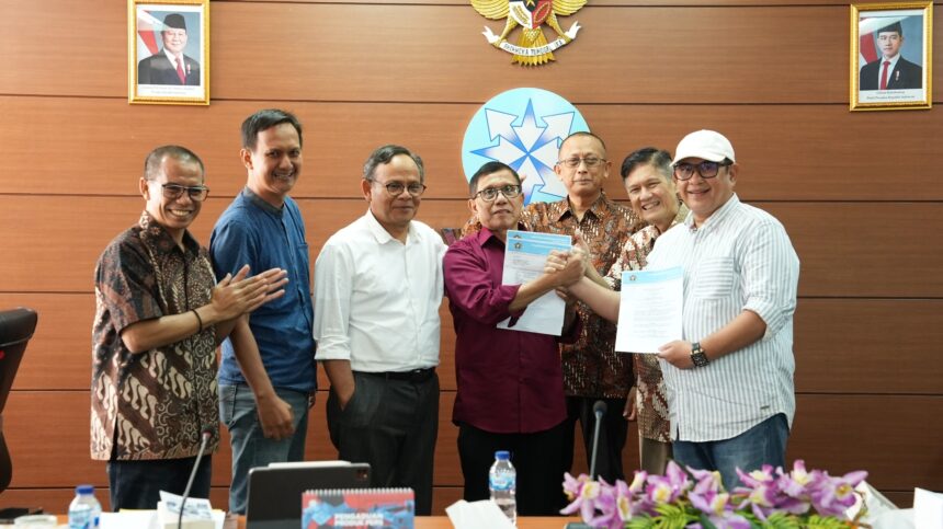 Ketua Umum PWI Kongres Luar Biasa, Zulmansyah Sekedang (paling kanan), berjabat tangan dengan Ketua Umum PWI Kongres Bandung, Hendry Ch Bangun (keempat dari kiri) setelah menandatangani SK Panitia Bersama Kongres Persatuan PWI di Gedung Dewan Pers, Jakarta, Selasa (13/6/2025). Ikut menyaksikan, dari kiri ke kanan, Dahlan Dahi (mediator, anggota Dewan Pers), Yogi Hadi Ismanto (anggota Dewan Pers), Komaruddin Hidayat (Ketua Dewan Pers), Totok Suryanto (Wakil Ketua Dewan Pers), dan Wina Armada Sukardi (Sekjen PWI KLB).Disaksikan Dewan Pers, PWI Akhirnya Tandatangani Panitia Bersama Kongres Persatuan