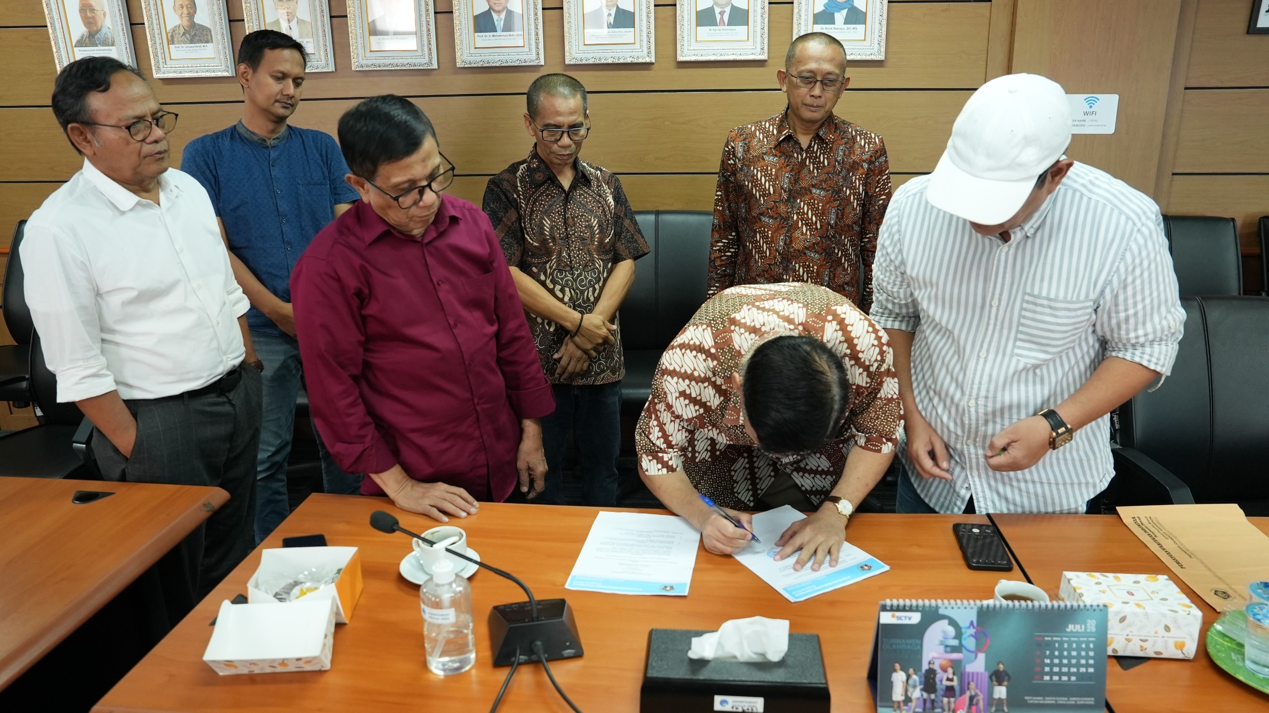 Ketua Umum PWI Kongres Luar Biasa, Zulmansyah Sekedang (paling kanan), berjabat tangan dengan Ketua Umum PWI Kongres Bandung, Hendry Ch Bangun (keempat dari kiri) setelah menandatangani SK Panitia Bersama Kongres Persatuan PWI di Gedung Dewan Pers, Jakarta, Selasa (13/6/2025). Ikut menyaksikan, dari kiri ke kanan, Dahlan Dahi (mediator, anggota Dewan Pers), Yogi Hadi Ismanto (anggota Dewan Pers), Komaruddin Hidayat (Ketua Dewan Pers), Totok Suryanto (Wakil Ketua Dewan Pers), dan Wina Armada Sukardi (Sekjen PWI KLB).Disaksikan Dewan Pers, PWI Akhirnya Tandatangani Panitia Bersama Kongres Persatuan