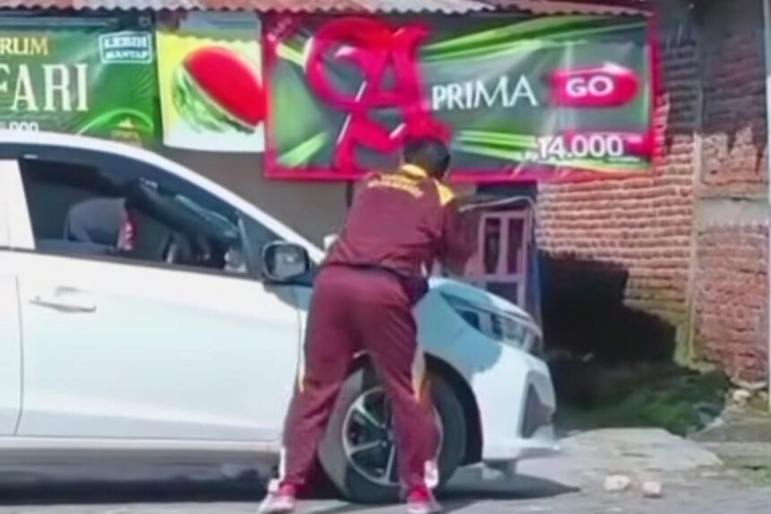 Heboh Video Diduga Selingkuh, Suami di Bojonegoro Ngamuk Rusak Mobil Istri. Foto: Tangkap layar IG @bojonegoro.24jam