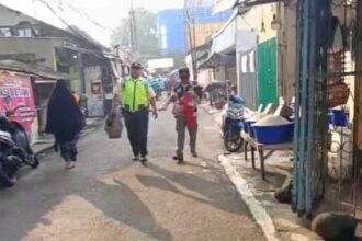 Suasana sekuriti di Pasar Kebayoran Lama bersama Satpol PP Kecamatan Kebayoran Lama, Jakarta Selatan, mengevakuasi anak korban MK, 7, ke puskesmas terdekat, Rabu (11/6/2025). Foto: Ist