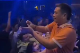 Momen Kepala Desa Karangsari, Kecamatan Weru, Kabupaten Cirebon, sedang asik menyawer di tempat hiburan malam. Foto: IG @fakta.indo