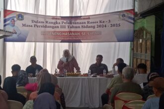 Anggota DPRD DKI Jakarta Fraksi Demokrat, Neneng Hasanah saat menyerap aspirasi warga.(Foto Sofian/ipol.id)