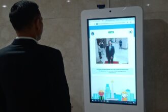 Anggota DPRD DKI saat menggunakan alat Xiosxy menjelang rapat paripurna.(Foto Sofian/ipol.id)