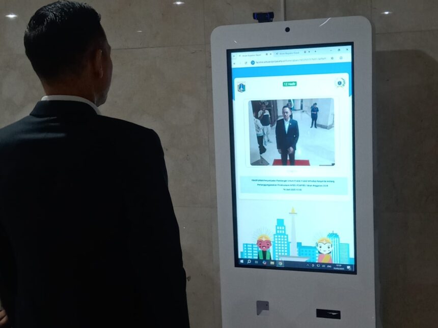 Anggota DPRD DKI saat menggunakan alat Xiosxy menjelang rapat paripurna.(Foto Sofian/ipol.id)