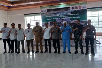 Kapolres Metro Jakarta Timur, Kombes Pol Nicolas Ary Lilipaly bersama Dirut Perumda Pasar Jaya, Agus Himawan, Wakil Wali Kota Jakarta Timur, Kusmanto, dan Dandim Jaktim serta Manager Pasar Induk Kramat Jati, Agus Lamun, dalam kegiatan Silaturahmi Tiga Pilar Bersama Pedagang Pasar Induk Kramat Jati, Senin (16/6/2025). Foto: Joesvicar Iqbal/ipol.id