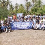 Program restorasi ekosistem pesisir melalui penanaman 10.000 bibit mangrove jenis Avicennia Marina di kawasan terdampak abrasi Sigar Penjalin, Kabupaten Lombok Utara, Nusa Tenggara Barat, beberapa waktu yang lalu. Foto: Telkom Indonesia