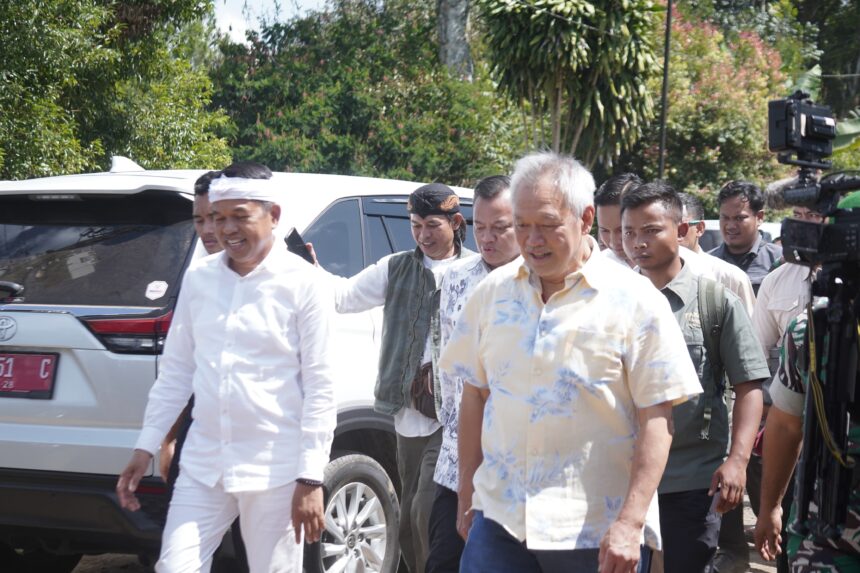 Gubernur Jawa Barat Kang Dedi Mulyadi (KDM) dan pengusaha nasional Tomy Winata adu cepat naik tangga di Cianjur Selatan Jawa Barat.