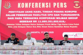 Kapuspenkum Kejaksaan Agung, Harli Siregar (kedua dari kiri) dalam jumpa pers di kompleks Kejaksaan Agung, Jakarta, Selasa (17/6/2025). Foto: Yudha Krastawan/ipol.id