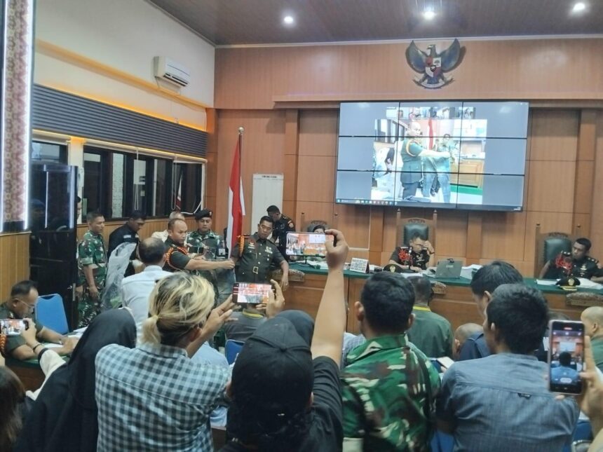 Lembaga Perlindungan Saksi dan Korban (LPSK) memberikan perlindungan dan pendampingan dalam proses hukum kepada N, saksi kasus penembakan 3 polisi oleh oknum anggota TNI di Way Kanan, Lampung, saat penggerebekan judi sabung ayam di Pengadilan Militer I-04 Palembang, Senin (16/6/2025). Foto: Ist