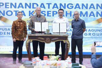 Jaksa Agung Muda Intelijen, Reda Mantovani (kesatu dari kanan) dan Kepala Biro Umum Kejaksaan Agung, Yudi Indra Gunawan (kedua dari kanan) dalam penandatangan Nota Kesepahaman dengan pihak pimpinan PT Utama Medical Group, Kamis (19/6/2025). Foto: Puspenkum Kejaksaan Agung