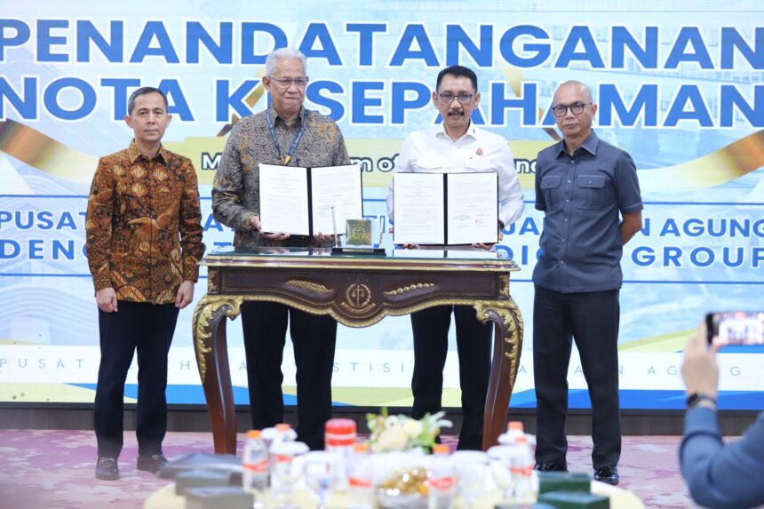 Jaksa Agung Muda Intelijen, Reda Mantovani (kesatu dari kanan) dan Kepala Biro Umum Kejaksaan Agung, Yudi Indra Gunawan (kedua dari kanan) dalam penandatangan Nota Kesepahaman dengan pihak pimpinan PT Utama Medical Group, Kamis (19/6/2025). Foto: Puspenkum Kejaksaan Agung
