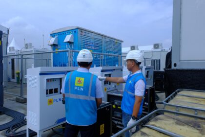 Petugas PLN melakukan pengecekan instalasi listrik pada venue Formula E di Ancol, Jakarta Utara. Foto: Dok PLN