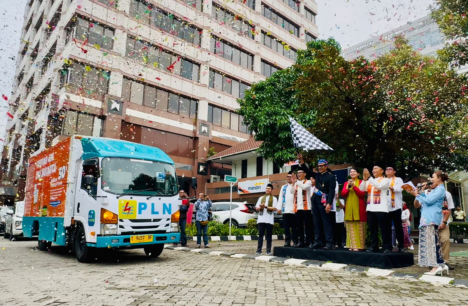 Semarak HUT ke-498 Kota Jakarta, PLN Beri Diskon Tambah Daya Khusus Pelanggan Jakarta 2 Pelepasan mobil pemasaran keliling Gebyar 498 DKI Jakarta yang akan hadir langsung pada 9 titik di Jakarta (19/06).