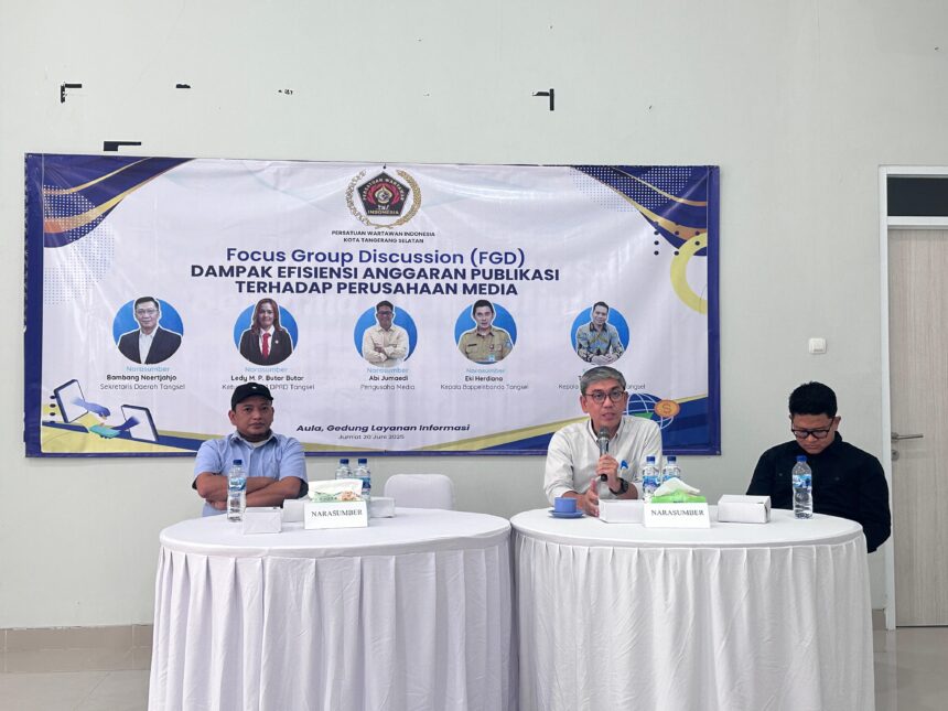 Persatuan Wartawan Indonesia Kota Tangerang Selatan (PWI Tangsel) menggelar Forum Group Discussion (FGD) tentang Dampak Efisiensi Anggaran Publikasi terhadap Perusahaan Media yang berlangsung di Gedung Layanan Informasi Kota Tangsel, Serpong, Jumat (20/6/2025). Foto: PWI Kota Tangsel