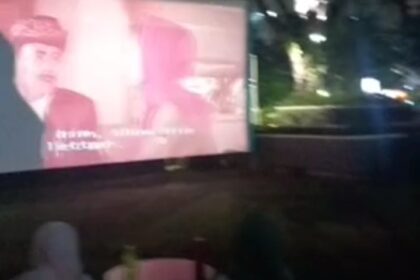 Pertunjukan layar tancep yang digelar di gedung DPRD DKI. Foto: Sofian Ismanto/ipol.id