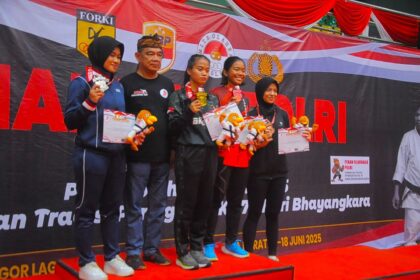 Polwan Satuan Brimob Polda Metro Jaya sukses mengharumkan nama Polda Metro Jaya di ajang Kejuaraan Karate Piala Kapolri Tahun 2025. Foto: Brimob Polda Metro Jaya