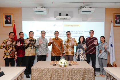 Lembaga Pembiayaan Ekspor Indonesia (LPEI) dan PT Maybank Indonesia Tbk (Maybank Indonesia) resmi menandatangani kerja sama pemberian fasilitas kredit revolving dengan skema multicurrency (IDR&USD). Foto: Dok LPEI