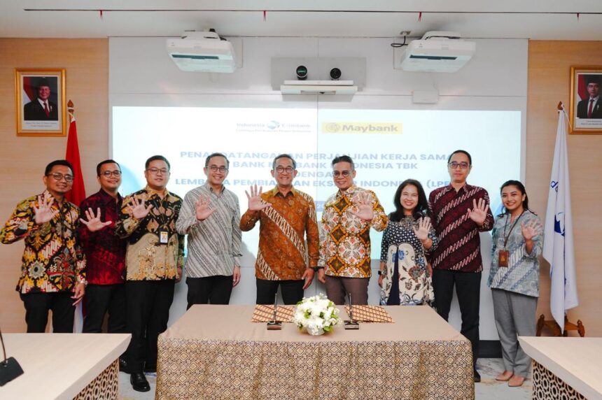 Lembaga Pembiayaan Ekspor Indonesia (LPEI) dan PT Maybank Indonesia Tbk (Maybank Indonesia) resmi menandatangani kerja sama pemberian fasilitas kredit revolving dengan skema multicurrency (IDR&USD). Foto: Dok LPEI