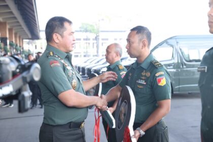 Kepala Staf Angkatan Darat (Kasad) Jenderal TNI Maruli Simanjuntak menyerahkan bantuan rumah non dinas dan santunan pendidikan kepada para Warakawuri serta prajurit yang mengalami cacat akibat penugasan operasi. Foto: Dispenad
