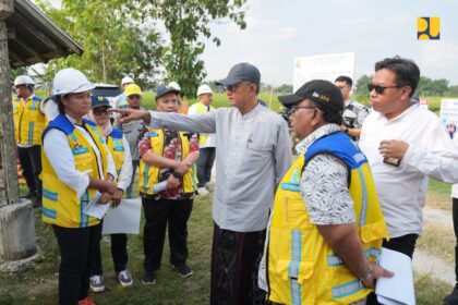 Menteri Pekerjaan Umum Dody Hanggodo saat meninjau Daerah Irigasi (DI) Pondok di Kabupaten Ngawi, Jawa Timur, Jumat (27/6/2025). Foto: Dok Kementerian Pekerjaan Umum