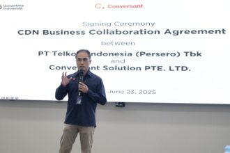 Direktur Wholesale & International Service Telkom Honesti Basyir saat memberikan sambutan pada acara penandatanganan perjanjian kerja sama penyediaan layanan Content Delivery Network as a Service (CDN as a Service/CaaS) di Indonesia antara Telkom dan Conversant di Telkom Landmark Tower, Jakarta, pada Senin (23/6/2025). Foto: Telkom Indonesia