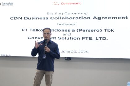 Direktur Wholesale & International Service Telkom Honesti Basyir saat memberikan sambutan pada acara penandatanganan perjanjian kerja sama penyediaan layanan Content Delivery Network as a Service (CDN as a Service/CaaS) di Indonesia antara Telkom dan Conversant di Telkom Landmark Tower, Jakarta, pada Senin (23/6/2025). Foto: Telkom Indonesia