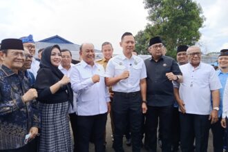 Menteri Koordinator (Menko) Bidang Infrastruktur dan Pembangunan Kewilayahan, Agus Harimurti Yudhoyono, bersama Kepala Badan Gizi Nasional, Dadan Hindayana dan Kepala Badan Penyelenggara Jaminan Produksi Halal, Haikal Hasan, didampingi Ketua Dewan Pembina Gerakan Dapur Indonesia (Garuda), Heikal Safar dan Ketua Umum (Ketum) Garuda, Nofalia Heikal, saat peresmian Dapur Makan Bergizi Gratis (MBG) di Kecamatan Jatiasih, Kota Bekasi, Jawa Barat, Senin (30/6/2025). Foto: Joesvicar Iqbal/ipol.id