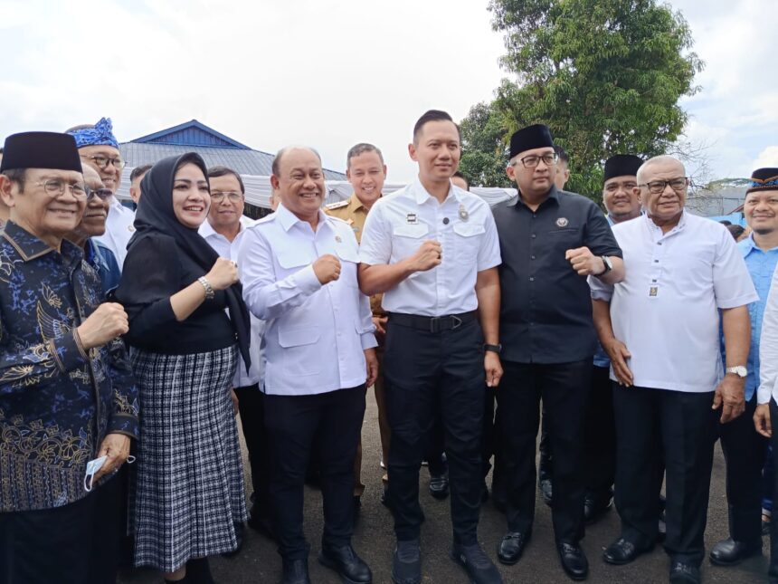 Menteri Koordinator (Menko) Bidang Infrastruktur dan Pembangunan Kewilayahan, Agus Harimurti Yudhoyono, bersama Kepala Badan Gizi Nasional, Dadan Hindayana dan Kepala Badan Penyelenggara Jaminan Produksi Halal, Haikal Hasan, didampingi Ketua Dewan Pembina Gerakan Dapur Indonesia (Garuda), Heikal Safar dan Ketua Umum (Ketum) Garuda, Nofalia Heikal, saat peresmian Dapur Makan Bergizi Gratis (MBG) di Kecamatan Jatiasih, Kota Bekasi, Jawa Barat, Senin (30/6/2025). Foto: Joesvicar Iqbal/ipol.id