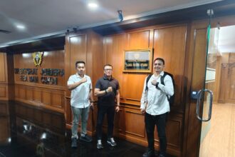 Timsus 08 beranggotakan eks Tim Mawar Kopassus TNI, Fauka Noor Farid (tengah) saat melaporkan kasus dugaan peredaran rokok ilegal ke Direktur Jenderal Bea Cukai, Letjen (Purn) TNI Djaka Budi Utama di kawasan Pulogadung, Jakarta Timur, Senin (30/6/2025). Foto: Ist