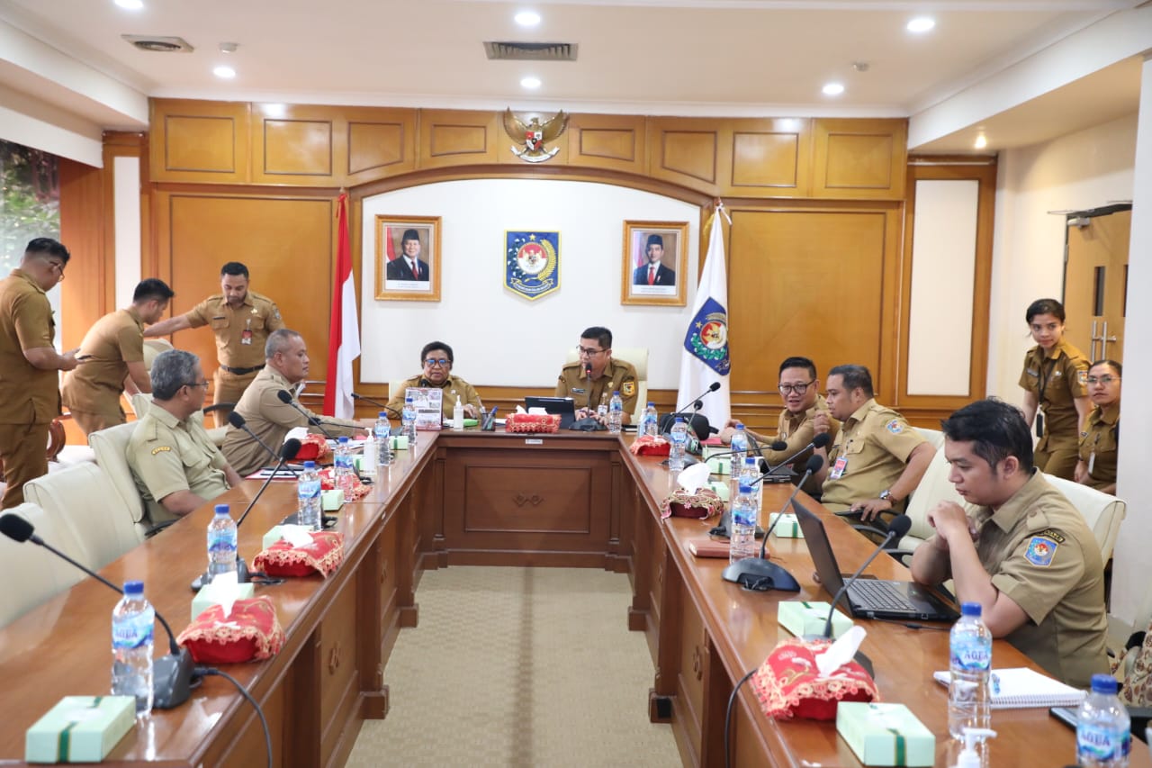 Wakil Menteri Dalam Negeri (Wamendagri) Ribka Haluk meminta pemerintah daerah (Pemda) se-wilayah Papua untuk segera mempercepat penyelesaian persyaratan administrasi penyaluran Dana Otonomi Khusus (Otsus) dan Dana Tambahan Infrastruktur (DTI