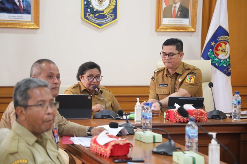 Wakil Menteri Dalam Negeri (Wamendagri) Ribka Haluk meminta pemerintah daerah (Pemda) se-wilayah Papua untuk segera mempercepat penyelesaian persyaratan administrasi penyaluran Dana Otonomi Khusus (Otsus) dan Dana Tambahan Infrastruktur (DTI