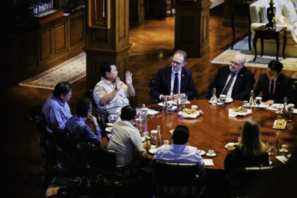 Presiden Prabowo Subianto menerima Utusan Khusus Perdana Menteri Inggris Urusan Pendidikan Prof. Sir Steve Smith dan Duta Besar Inggris untuk Indonesia Dominic Jermey di kediamannya di Hambalang, Bogor, Provinsi Jawa Barat, pada Jumat, 30 Mei 2025. Foto: BPMI Setpres