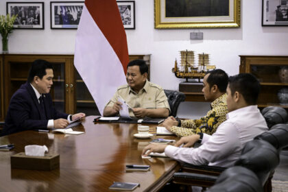 Presiden Prabowo Subianto memanggil Menteri BUMN Erick Thohir ke Istana Merdeka, Jakarta, Rabu (4/6/2025). Foto: BPMI Setpres