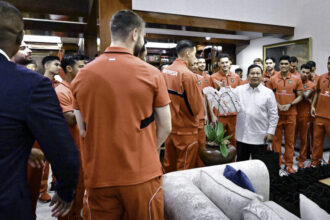 Presiden Prabowo Subianto menerima langsung kedatangan para pemain, pelatih, dan ofisial Timnas Indonesia di kediaman pribadinya di Jalan Kertanegara, Jakarta, pada Jumat (6/6/2025). Foto: BPMI Setpres